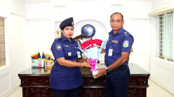 শেরপুর জেলা পুলিশের নতুন অতিরিক্ত পুলিশ সুপার (সদর সার্কেল) নাসরিন আক্তারকে ফুলেল শুভেচ্ছায় বরণ করছেন পুলিশ সুপার মোঃ আমিনুল ইসলাম।