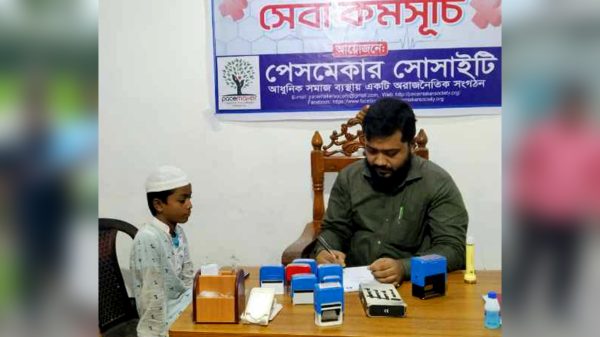 গাজীপুরের শ্রীপুরে ‘গরিবের ডাক্তার’ মোতাছিম বিল্লাহর উদ্যোগে বিনামূল্যে চিকিৎসা সেবা নিচ্ছেন স্থানীয় দরিদ্র মানুষ।