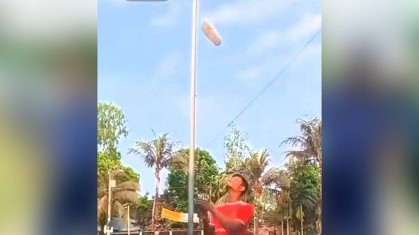গাইবান্ধার সুন্দরগঞ্জে জাতীয় সংগীত চলাকালে পতাকা স্ট্যান্ডে জুতা উত্তোলনের ঘটনায় অভিযুক্ত মিরাজ আটক — ঘটনায় ক্ষোভ ছড়িয়েছে সামাজিক যোগাযোগমাধ্যমে।