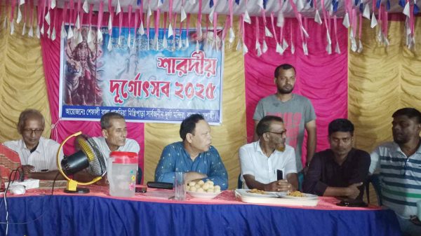 “বিএনপি নেতা নুরুজ্জামান খান মানিক বাঘায় বিভিন্ন পূজা মণ্ডপ পরিদর্শন করে শুভেচ্ছা বিনিময় ও আর্থিক সহায়তা প্রদান করেন।”