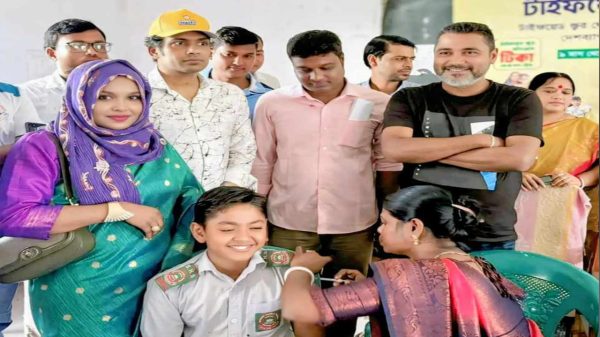 খুলনার পাইকগাছা উপজেলার সোলাদানায় টাইফয়েড ভ্যাকসিন ক্যাম্পেইনের উদ্বোধন করছেন ইউপি চেয়ারম্যান এস. এম. এনামুল হক — অনুষ্ঠানে উপস্থিত ছিলেন চিকিৎসক, শিক্ষক ও স্থানীয় গণ্যমান্য ব্যক্তিরা।