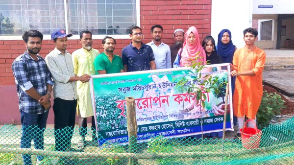 নালিতাবাড়ীতে আলোকবিন্দু স্বেচ্ছাসেবী সংগঠন এবং শিক্ষার্থীরা ফল ও ফুলের চারা রোপণ করছে