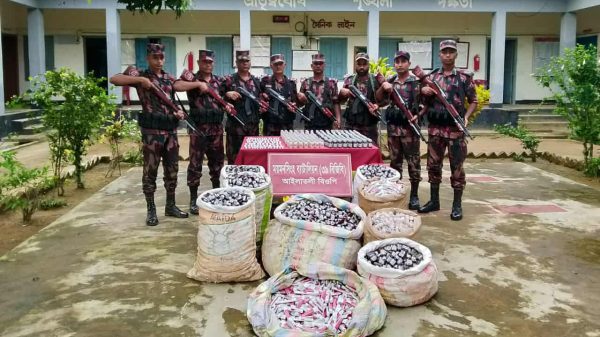 হালুয়াঘাট সীমান্তে বিজিবির অভিযানে ২৭ লাখ টাকার ভারতীয় ঔষধ জব্দের দৃশ্য