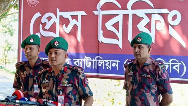 ব্রহ্মপুত্র নদীর তীরে প্রেস ব্রিফিংয়ে ৩৯ বিজিবি অধিনায়ক লে. কর্নেল মো. মেহেদী হাসান