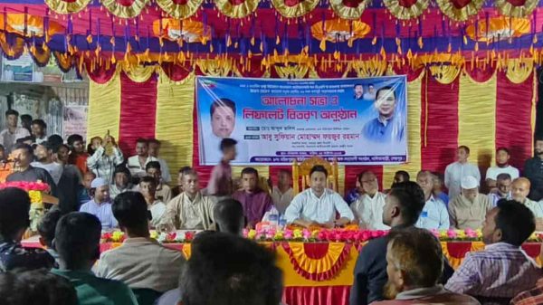 বিএনপি নেতা আবু সুফিয়ান নালিতাবাড়ীতে গণসংযোগ ও লিফলেট বিতরণ করছেন