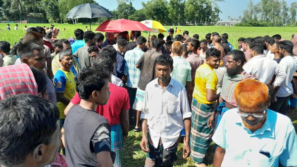 ধানক্ষেতে পুলিশ শিশু ইয়ার হোসেনের মরদেহ উদ্ধার করছে — বকশীগঞ্জ, জামালপুর।