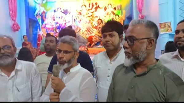 বাকেরগঞ্জে বিজয়া দশমীর পূজা মণ্ডপ পরিদর্শনকালে সনাতন ধর্মাবলম্বীদের সঙ্গে শুভেচ্ছা বিনিময় করছেন বিএনপি নেতা মাহমুদ হোসেন।
