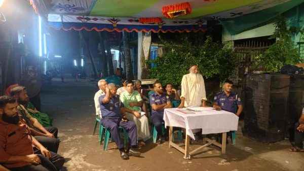 বাকেরগঞ্জের কলসকাঠীতে দুর্গাপূজা মণ্ডপ পরিদর্শনকালে শুভেচ্ছা বিনিময় করছেন সাবেক চেয়ারম্যান শওকত হোসেন হাওলাদার