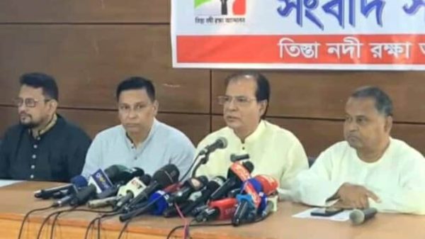 রংপুর চেম্বার ভবনে তিস্তা মহাপরিকল্পনা বাস্তবায়নের দাবিতে সংবাদ সম্মেলন করছেন তিস্তা নদী রক্ষা আন্দোলনের নেতৃবৃন্দ