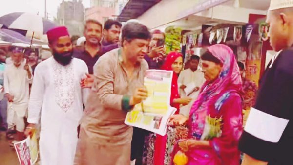 গাজীপুরে লিফলেট বিতরণ কর্মসূচিতে অংশ নিচ্ছেন বিএনপির মনোনয়নপ্রত্যাশী জাবেদ সুমন ও স্থানীয় নেতাকর্মীরা।