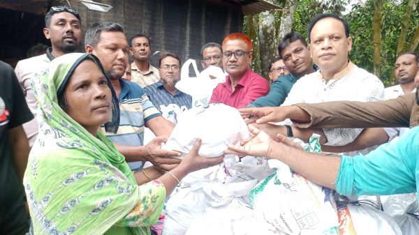 রাজশাহীর বাঘায় পানিবন্দি মানুষের মাঝে উপহার সামগ্রী বিতরণ করছেন বিএনপি নেতা নুরুজ্জামান খান মানিক