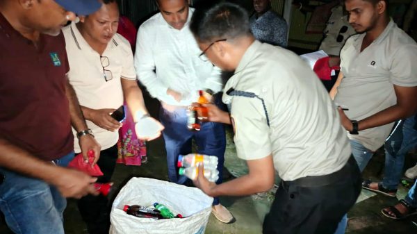 নওগাঁর রাণীনগরে যৌথ অভিযানে উদ্ধারকৃত চোলাই মদ ও আটক মাদক ব্যবসায়ীরা।