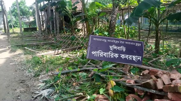 নান্দাইলের দিলালপুরে কবরস্থানে ভাঙচুর ও বাড়িতে হামলা — প্রধান শিক্ষকের বিরুদ্ধে নির্দেশনা ও অনৈতিক প্রভাবের অভিযোগ স্থানীয়দের।