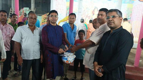 ডিমলায় দুর্গাপূজা উপলক্ষে পূজারীদের সঙ্গে শুভেচ্ছা বিনিময় ও মিষ্টি বিতরণ করছেন জেলা প্রশাসক মোহাম্মদ নায়িরুজ্জামান