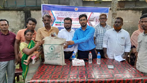 বকশীগঞ্জে ইউএনও শাহ জহুরুল হোসেন ক্ষুদ্র নৃ-গোষ্ঠি পরিবারের হাতে শুকনো খাবার তুলে দিচ্ছেন