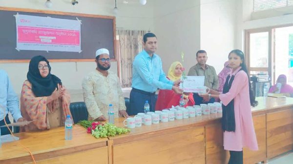 শেরপুরের নকলা উপজেলায় জাতীয় কন্যাশিশু দিবসে ১৮ বছর পূর্ণ করা কিশোরীদের হাতে সনদ, ফুল ও মগ তুলে দেন অতিথিরা—নারীর ক্ষমতায়নের প্রতীকী সম্মাননা অনুষ্ঠান।