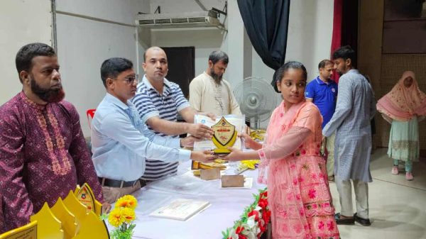 মধুপুরে মেধাবৃত্তি–২০২৪ অনুষ্ঠানে পুরস্কার গ্রহণ করছেন শিক্ষার্থীরা