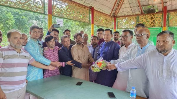 রাজশাহীর গোদাগাড়ীতে বরেন্দ্র প্রেসক্লাবের নবনির্বাচিত নেতৃবৃন্দকে ফুল দিয়ে বরণ করছেন ইউএনও ফয়সাল আহমেদ ও অতিথিবৃন্দ।