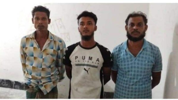 বাকেরগঞ্জের কারখানা নদীতে নিষেধাজ্ঞা অমান্য করে মা ইলিশ ধরায় তিন জেলের কারাদণ্ড—ভ্রাম্যমাণ আদালতের অভিযান পরিচালনা করেন ইউএনও রুমানা আফরোজ।