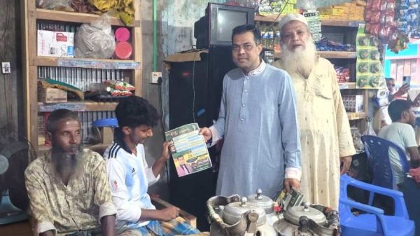 গাইবান্ধায় ধানের শীষের পক্ষে ৩১ দফা তুলে ধরে গণসংযোগ করছেন বিএনপি নেতা রফিকুল ইসলাম রফিক