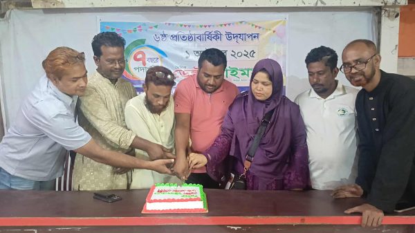 রংপুরে ডেল্টা টাইমস পত্রিকার ৬ষ্ঠ প্রতিষ্ঠাবার্ষিকী উদযাপন অনুষ্ঠানে কেক কাটা ও অতিথিদের উপস্থিতি