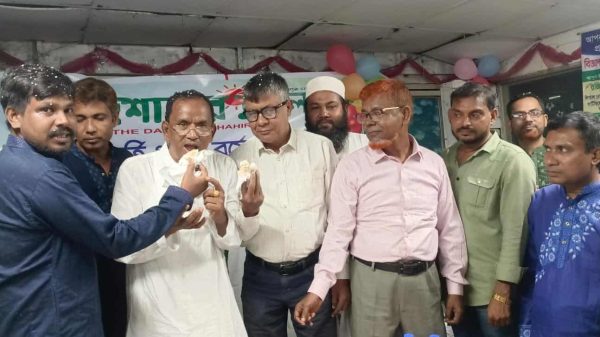 রাজশাহীতে দৈনিক রাজশাহীর আলো’র ১৫তম প্রতিষ্ঠাবার্ষিকী উপলক্ষে কেক কাটা ও গুণিজন সংবর্ধনা অনুষ্ঠান
