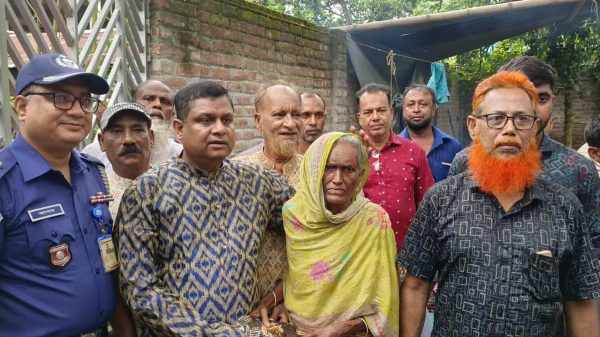 বাঘার নারায়ণপুরে দুর্গাপূজা উপলক্ষে অসহায় মানুষের মাঝে শাড়ি-লুঙ্গি বিতরণ করছেন সরকারের যুগ্ম-সচিব রথীন্দ্রনাথ
