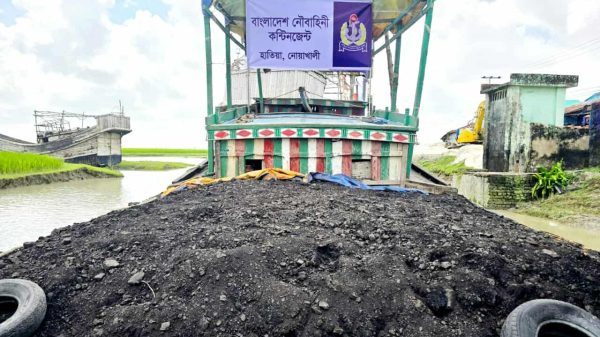 হাতিয়া উপকূল এলাকায় নৌবাহিনীর অভিযানে জব্দকৃত চোরাই কয়লা বোঝাই ট্রলার।