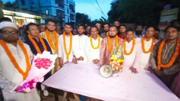 টঙ্গীতে মৎস্যজীবী দলের নতুন আহ্বায়ক কমিটি ঘোষণার অনুষ্ঠানে নেতৃবৃন্দ ও নবনির্বাচিত সদস্যরা।