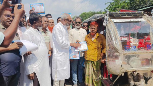রাণীনগর বাজারে তারেক রহমানের ৩১ দফার লিফলেট বিতরণ করছেন বিএনপি নেতা আনোয়ার হোসেন বুলু