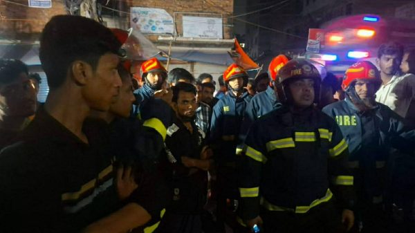 গাজীপুরের টঙ্গীতে ড্রেনের ভেতর গ্যাস লাইনে বিস্ফোরণের পর ঘটনাস্থলে ফায়ার সার্ভিসের কর্মীদের আগুন নিয়ন্ত্রণের চেষ্টা