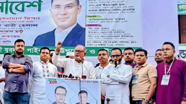 পাইকগাছা শহীদ মিনার চত্বরে যুবদলের আয়োজিত সমাবেশে বক্তব্য দিচ্ছেন বিএনপির ভাইস-চেয়ারম্যান ড. আসাদুজ্জামান রিপন।