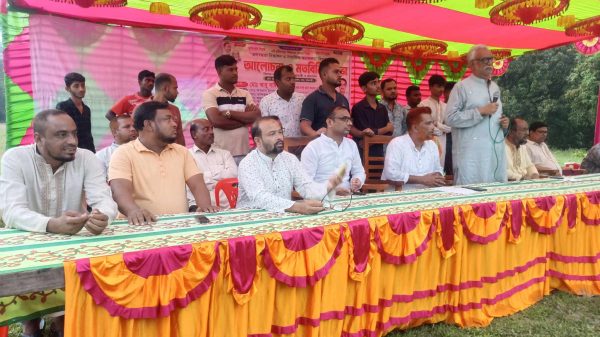 রাজশাহীর বাঘার ছাতারী উচ্চ বিদ্যালয় মাঠে কৃষি উন্নয়নে “জলবন্ধতা নিষ্কাশন ও সামাজিক আন্দোলন” শীর্ষক আলোচনা সভায় বক্তারা বক্তব্য রাখছেন।