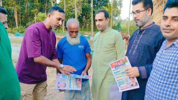 বাকেরগঞ্জে বিএনপির রাষ্ট্র কাঠামোর ৩১ দফা বাস্তবায়নে লিফলেট বিতরণ করছেন পৌর যুবদল নেতাকর্মীরা।