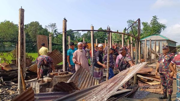 নালিতাবাড়ীর বারোমারী মিশন রোডে ভয়াবহ অগ্নিকাণ্ডে ৫ দোকান পুড়ে ছাই — ছবি: স্থানীয় সূত্র