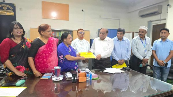 রাজশাহী শিক্ষা বোর্ডের কনফারেন্স রুমে এইচএসসি ফলাফল ঘোষণা করছেন বোর্ড চেয়ারম্যান প্রফেসর আ. ন. ম. মোফাখখারুল ইসলাম