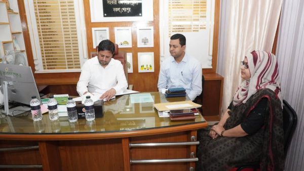 জেলা প্রশাসক তরফদার মাহমুদুর রহমান নকলা উপজেলা ভূমি অফিসে কর্মকর্তাদের সঙ্গে মতবিনিময় করছেন। উপজেলা ভূমি অফিস পরিদর্শনে কর্মকর্তাদের সেবার মানোন্নয়নের নির্দেশনা দিচ্ছেন জেলা প্রশাসক। গুচ্ছগ্রাম এলাকায় স্থানীয় এক বাসিন্দার সঙ্গে কথা বলছেন জেলা প্রশাসক ও কর্মকর্তারা।