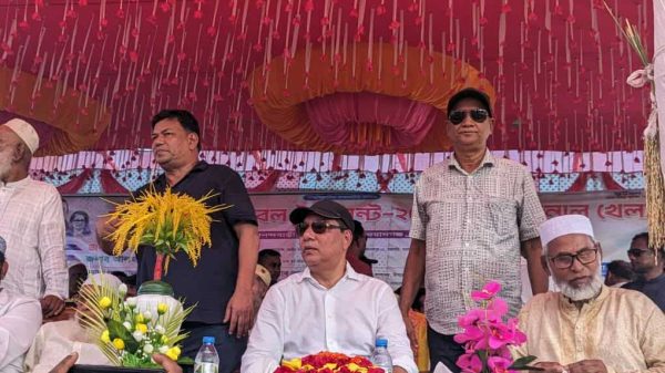 দেওয়ানগঞ্জের সানন্দবাড়ী ডিগ্রি কলেজ মাঠে ফুটবল টুর্নামেন্টের পুরস্কার বিতরণী অনুষ্ঠানে বক্তব্য দিচ্ছেন বিএনপি প্রার্থী এম. রশিদুজ্জামান মিল্লাত।