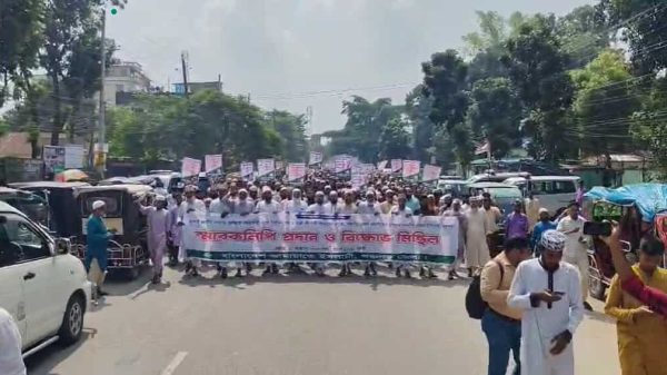 পঞ্চগড়ে জামায়াতের বিক্ষোভ মিছিল অনুষ্ঠিত হচ্ছে, নেতারা জাতীয় পার্টি নিষিদ্ধসহ পাঁচ দফা দাবি নিয়ে স্মারকলিপি প্রদান করছেন।