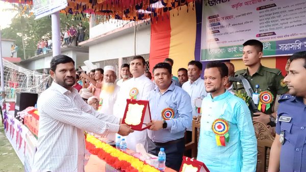 চাটখিলে জনতা হাই স্কুল মাঠে জনতা বাজার ফুটবল টুর্নামেন্টের ফাইনাল শেষে চ্যাম্পিয়ন ট্রফি গ্রহণ করছেন রামগঞ্জ একাদশের খেলোয়াড়রা