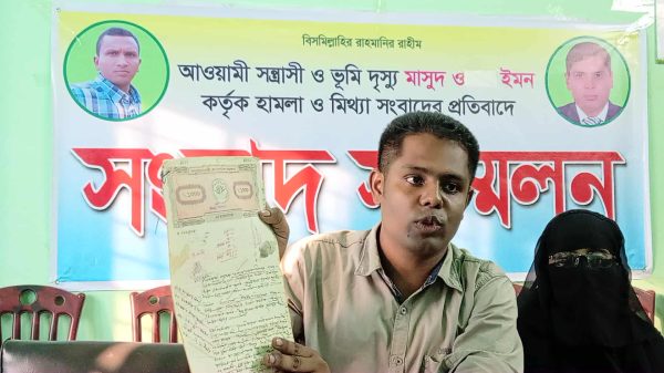 চাটখিল উপজেলা প্রেসক্লাবে প্রবাসী তানজিল ইবনে ইয়াকুব (আল নাখিল) পরিবারের সংবাদ সম্মেলনে হামলা ও মিথ্যা সংবাদ প্রচারের অভিযোগ তুলে বক্তব্য রাখেন।