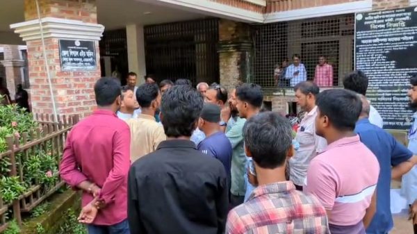 নোয়াখালী আদালত প্রাঙ্গণে বিএনপি নেতার জামিন নামঞ্জুরের পর উপস্থিত আইনজীবী ও সাংবাদিকদের মধ্যে উত্তেজনাপূর্ণ পরিস্থিতি