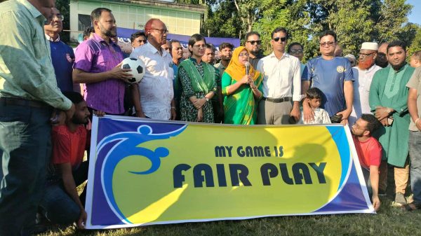 বাঘায় ইউএনও কাপ ফুটবল টুর্নামেন্টের উদ্বোধনী খেলায় মাঠজুড়ে দর্শকদের উপচে পড়া ভিড়