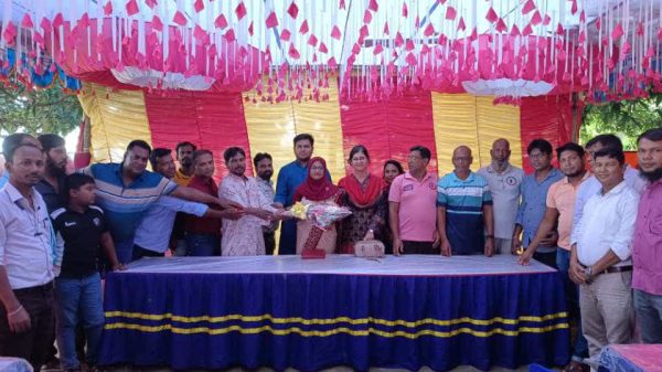 বাঘায় রাজশাহী বরেন্দ্র প্রেসক্লাবের নবনির্বাচিত কমিটিকে ফুলেল শুভেচ্ছা জানাচ্ছেন স্থানীয় সাংবাদিকরা।