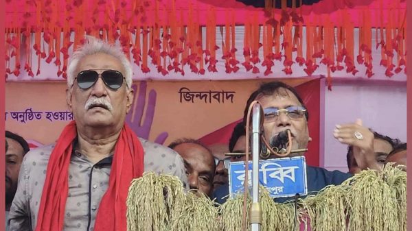 আড়ানী পৌরসভায় বিএনপির জনসভায় বক্তব্য রাখছেন নেতা আব্দুস সালাম