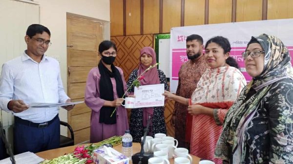 নালিতাবাড়ীতে ব্র্যাক আয়োজিত স্বপ্নসারথী কিশোরীদের হাতে সনদ ও ফুল তুলে দিচ্ছেন অতিথিরা