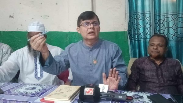 নান্দাইল প্রেসক্লাবে সাংবাদিকদের সঙ্গে মতবিনিময় সভায় বক্তব্য দিচ্ছেন মেজর জেনারেল (অব.) আনোয়ারুল মোমেন।