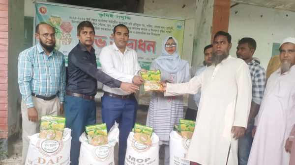 রাণীনগরে কৃষি প্রণোদনার সার ও বীজ বিতরণ উদ্বোধন করছেন ইউএনও মো. রাকিবুল হাসান