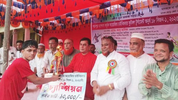 পরানপুর সরকারি প্রাথমিক বিদ্যালয় মাঠে চাইনিজবার ফুটবল টুর্নামেন্টের ফাইনালে বিজয় উদযাপন করছে সিংবাহুড়া তরুণ সংঘ দল