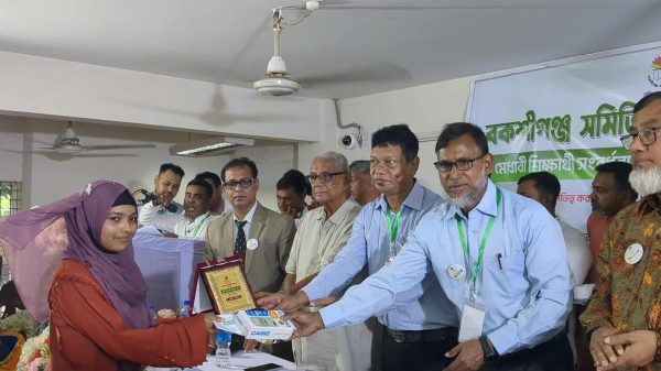 বকশীগঞ্জে মেধাবী শিক্ষার্থীদের মাঝে বৃত্তি ও পুরস্কার প্রদান অনুষ্ঠানের দৃশ্য